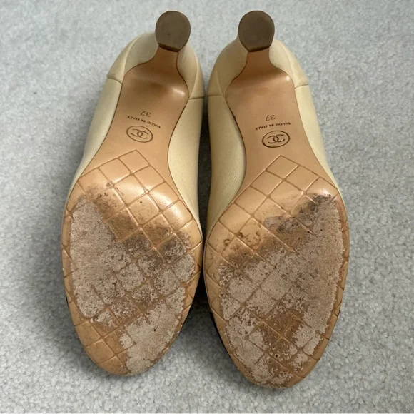 ❗️SOLD❗️ CHANEL Beige And Black Goatskin Cap Toe Heels CC Size 37 US 7 Pumps - Picture 7 of 14